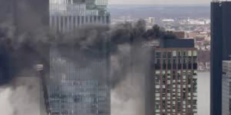 Video/ Ndërtesë në Manhatan përfshihet nga zjarri, evakuohen të gjitha banorët