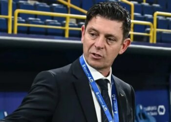 Video/ Një incident gjatë ndeshjes në Carrara: Rocchi përballet me agresion nga tifozët dhe shoqërohet nga forcat e sigurisë.