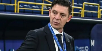 Video/ Një incident gjatë ndeshjes në Carrara: Rocchi përballet me agresion nga tifozët dhe shoqërohet nga forcat e sigurisë.