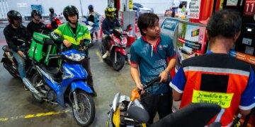 Video/ Panik në Tajlandë, qytetarët ngutën të sigurojnë karburant duke mbajtur bidona pas ngritjes së çmimit.