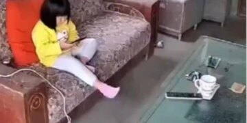 Video/ Vajza e mitur ndërron jetë tragjikisht pas shpërthimit të telefonit në duar gjatë lojës.