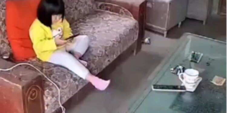 Video/ Vajza e mitur ndërron jetë tragjikisht pas shpërthimit të telefonit në duar gjatë lojës.