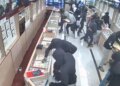 Video/ Vjedhje e shpejtë: 20 hajdutë 'pushtojnë' dyqanin e bizhuterive dhe grabisin mallra me vlerë 1.4 milion dollarë brenda një minuti.