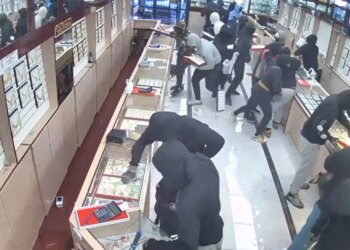 Video/ Vjedhje e shpejtë: 20 hajdutë 'pushtojnë' dyqanin e bizhuterive dhe grabisin mallra me vlerë 1.4 milion dollarë brenda një minuti.