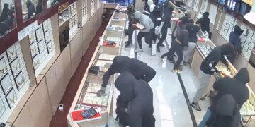 Video/ Vjedhje e shpejtë: 20 hajdutë 'pushtojnë' dyqanin e bizhuterive dhe grabisin mallra me vlerë 1.4 milion dollarë brenda një minuti.