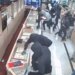 Video/ Vjedhje e shpejtë: 20 hajdutë 'pushtojnë' dyqanin e bizhuterive dhe grabisin mallra me vlerë 1.4 milion dollarë brenda një minuti.