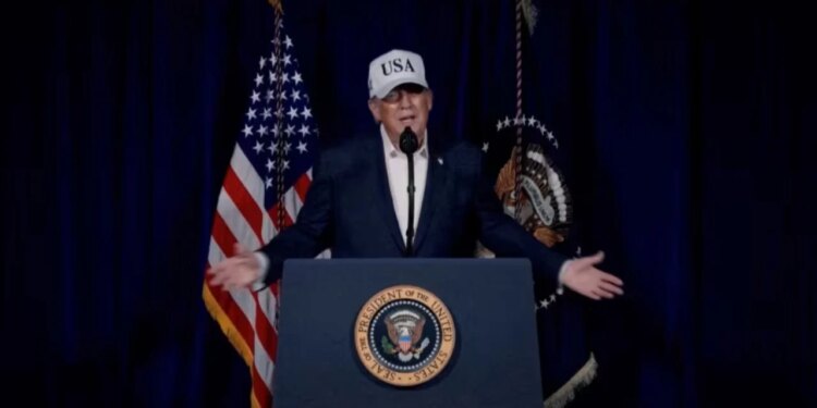 Video në platformat sociale dhe telefonata të papritura, CNN: Si e informoi Trump botën për situatën në Iran.