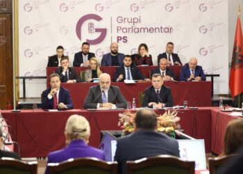 “Vija e kuqe mbetet e pathyeshme për Belinda Ballukun e për të tjerë”, Rama në mbledhjen e grupit të PS: “Nuk është as e mundur e as e lejuar”