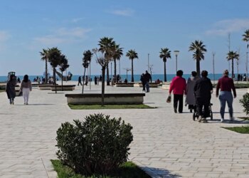 Vizitorë pranverorë në Durrës: moti i ngrohtë dhe çmimet konkurues po atraksionin për të huajt para fillimit të sezonit turistik.