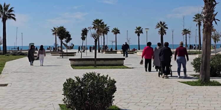 Vizitorë pranverorë në Durrës: moti i ngrohtë dhe çmimet konkurues po atraksionin për të huajt para fillimit të sezonit turistik.