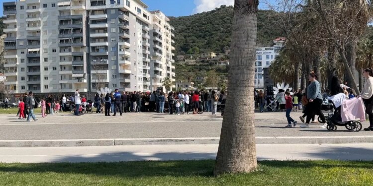 Vlonjatët dhe vizitorët shënojnë Ditën e Verës në bregdet.