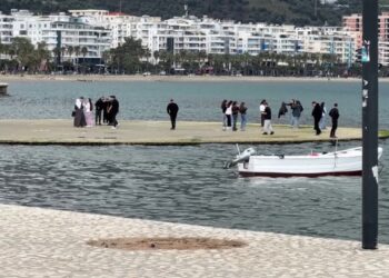 Vlora parashikon një sezon rekord, ndërsa konflikti në Lindjen e Mesme shton fluksin e turistëve drejt Shqipërisë.