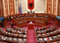 Vokshi akuzon në Parlament: 'Një qëllim i qëndrueshëm është mosinformimi për takimin me ndërkombëtarët', Peleshi reagon: 'Po gënjeni'