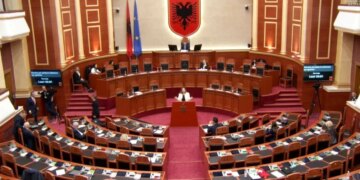 Vokshi akuzon në Parlament: 'Një qëllim i qëndrueshëm është mosinformimi për takimin me ndërkombëtarët', Peleshi reagon: 'Po gënjeni'
