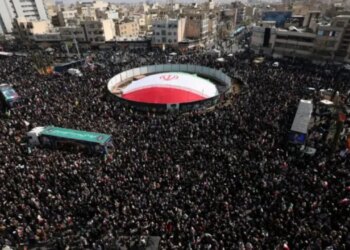 Vrasja e dy zyrtarëve të lartë iranianë/ Teherani mbushet me turmë qytetarësh, të cilët nderojnë liderët e vrarë.