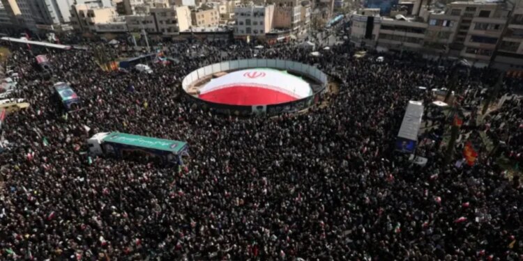 Vrasja e dy zyrtarëve të lartë iranianë/ Teherani mbushet me turmë qytetarësh, të cilët nderojnë liderët e vrarë.