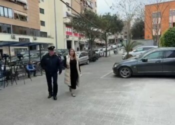 Zëvendësja e drejtorit të AKSHI-t, Hava Delibashi, paraqitet në GJKKO për kërkesën e zëvendësimit të masës së sigurimit.