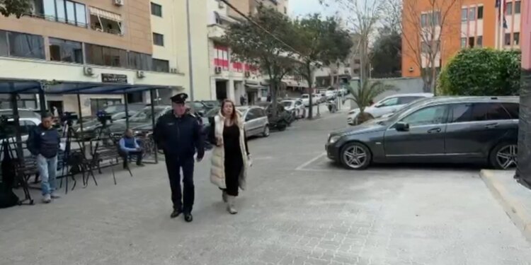 Zëvendësja e drejtorit të AKSHI-t, Hava Delibashi, paraqitet në GJKKO për kërkesën e zëvendësimit të masës së sigurimit.