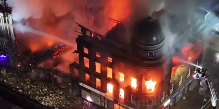 Zjarr i madh në Stacionin Qendror të Glasgout, ndodhi shembja e pjesëve të ndërtesës dhe transporti hekurudhor u anuluar.