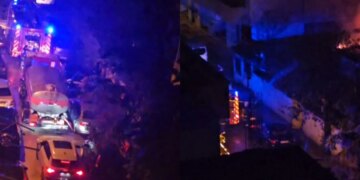 Zjarri shfaqet në një shtëpi të vendosur midis pallateve në Durrës, duke shkaktuar panik në komunitet, ndërsa zjarrfikësit nisen për të ndërhyrë.