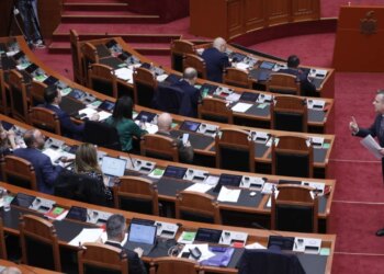 14:30

Tensionet në Kuvend, Flamur Noka i hedh ujë Taulant Ballës pas ndërprerjes së seancës

Gjatë seancës së tensionuar në Kuvend, Flamur Noka i ka hedhur ujë Taulant Ballës me një bidon.