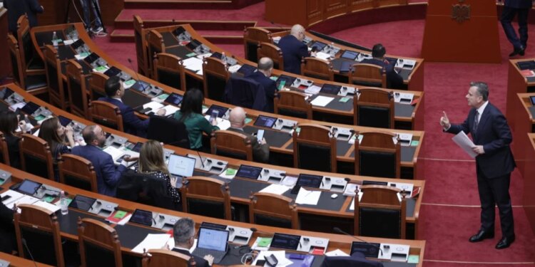 14:30

Tensionet në Kuvend, Flamur Noka i hedh ujë Taulant Ballës pas ndërprerjes së seancës

Gjatë seancës së tensionuar në Kuvend, Flamur Noka i ka hedhur ujë Taulant Ballës me një bidon.