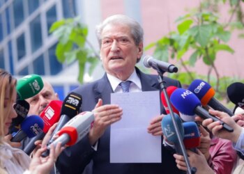 Rishkruaj titullin më poshtë duke ruajtur kuptimin e saktë. Rregulla: - Ruaj gjuhën origjinale. Mos e përkthe. - Mos shto informacion të ri. - Mos shto komente apo interpretime. - Mos e zgjat më shumë se 15–18 fjalë. - Mos përdor fraza sensacionale nëse nuk janë në origjinal. - Jep vetëm titullin e ri, pa thonjëza dhe pa tekst shtesë. :A do përballet në gjyq me Ballën? Berisha për socialistin: Është autori i shpifjes së dosjes ‘Partizani’. Nëse më kërkohet…