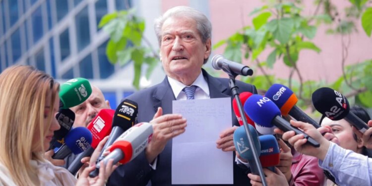 Rishkruaj titullin më poshtë duke ruajtur kuptimin e saktë. Rregulla: - Ruaj gjuhën origjinale. Mos e përkthe. - Mos shto informacion të ri. - Mos shto komente apo interpretime. - Mos e zgjat më shumë se 15–18 fjalë. - Mos përdor fraza sensacionale nëse nuk janë në origjinal. - Jep vetëm titullin e ri, pa thonjëza dhe pa tekst shtesë. :A do përballet në gjyq me Ballën? Berisha për socialistin: Është autori i shpifjes së dosjes ‘Partizani’. Nëse më kërkohet…