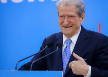 23 maj: premtim për rrëzimin e Ramës apo libra për manipulim zgjedhjesh? Berisha, kandidat PD: Do t'ua them…