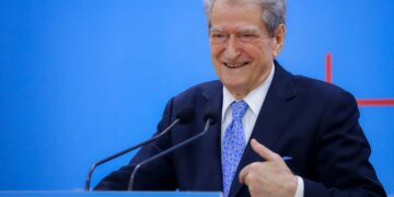 23 maj: premtim për rrëzimin e Ramës apo libra për manipulim zgjedhjesh? Berisha, kandidat PD: Do t'ua them…