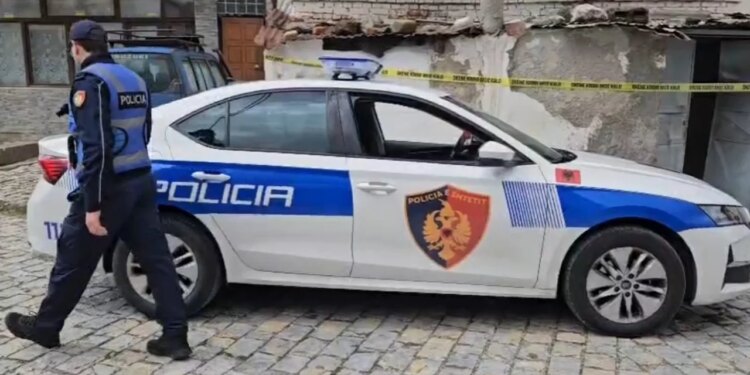 30-vjeçarja në Kamëz plagoset nga fqinji me armë; Policia: Ajo po qëndronte në oborr, më pas…