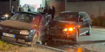 40-vjeçari përpiqet të shkelë rrethimin policor, por përfundon në aksident me veturë dhe dërgohet në urgjencën e Fierit.