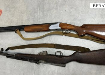 66-vjeçari në Berat arrestohet për mbajtje pa leje të armëve zjarri, armëve të gjuetisë dhe municionit luftarak në magazinë