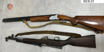66-vjeçari në Berat arrestohet për mbajtje pa leje të armëve zjarri, armëve të gjuetisë dhe municionit luftarak në magazinë