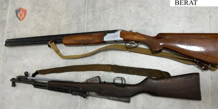 66-vjeçari në Berat arrestohet për mbajtje pa leje të armëve zjarri, armëve të gjuetisë dhe municionit luftarak në magazinë