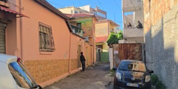 68-vjeçari i ndaluar për dhunë vdiq në spital, më parë kishte tentuar vetëdigjen, deklarojnë fqinjët: Ai kishte ushtruar dhunë ndaj motrave të tij.