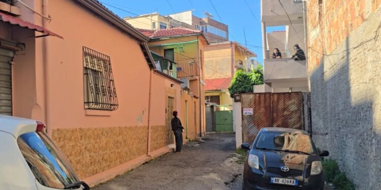 68-vjeçari i ndaluar për dhunë vdiq në spital, më parë kishte tentuar vetëdigjen, deklarojnë fqinjët: Ai kishte ushtruar dhunë ndaj motrave të tij.