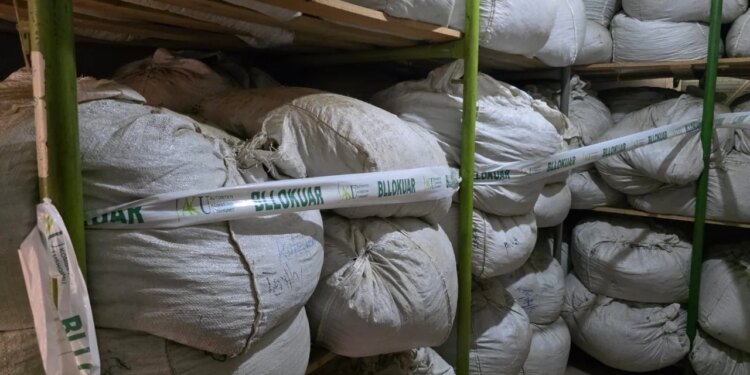 AKU bllokon rreth 4 mijë kg bimë të thata nga “Merja”, ndërsa biznesi ndëshkohet me gjobë pa etiketë dhe datë skadence.