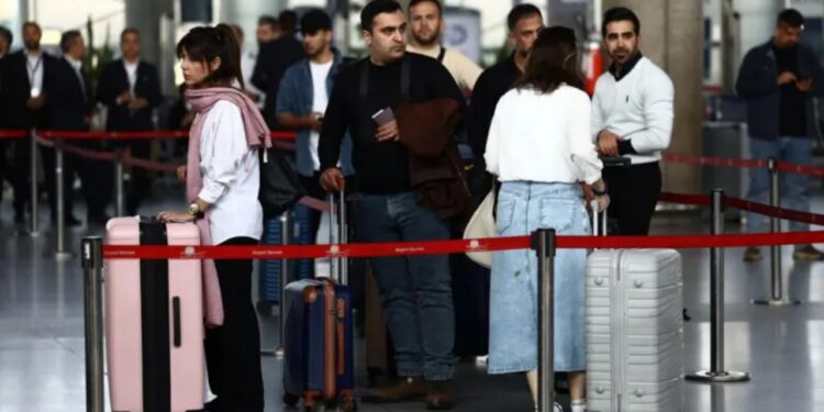 Aeroporti i Teheranit rifillon fluturimet ndërkombëtare pas gati dy muajsh pezullim