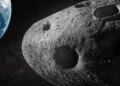 Afrohet asteroidi i kaosit, përmasa sa tre fusha futbolli, do të kalojë satelitët