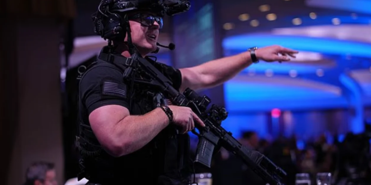 Agjenti i lënduar në sulmin e darkës së Trump, që i shpëtoi plumbave, del nga spitali