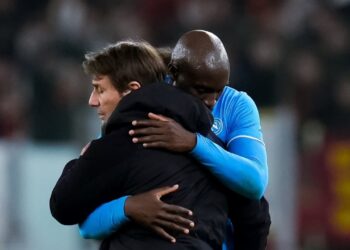 Ai të merr, të do e të lë, Lukaku, nga Londra në Napoli, historia e një tradhtari serial