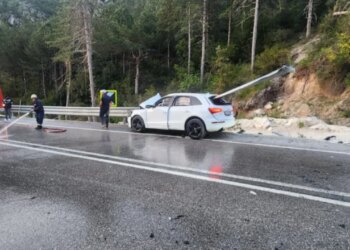 Aksident i frikshëm në Vlorë: Barriera e rrugës ndan makinën në dysh, shpëton i riu