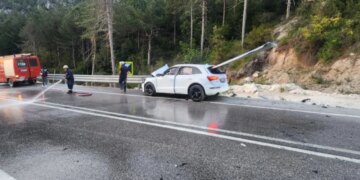 Aksident i frikshëm në Vlorë: Barriera e rrugës ndan makinën në dysh, shpëton i riu