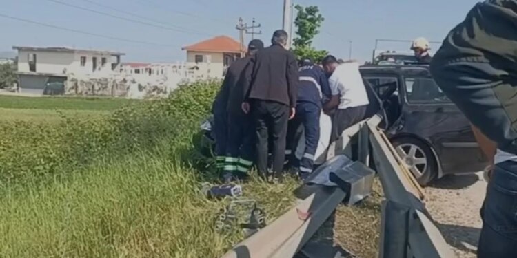 Aksident i trefishtë në aksin Rrogozhinë–Lushnjë; drejtuesi i njërit prej mjeteve mbetet i bllokuar