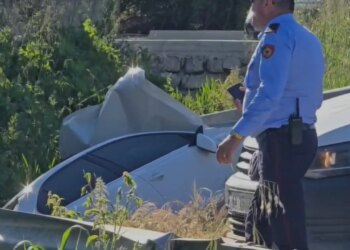 Aksident në Fier: makinë përplas për vdekje biçiklistin dhe përfundon në kanal