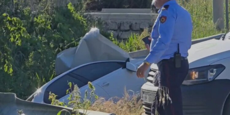 Aksident në Fier: makinë përplas për vdekje biçiklistin dhe përfundon në kanal