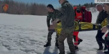 Aksident në Fushë-Arrëz: 50-vjeçari goditet gjatë rregullimit të antenës së kompanisë telefonike dhe dërgohet në spital.