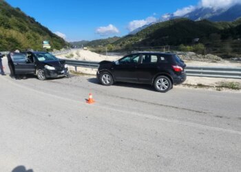 Aksident në Vlorë: Dy automjete godasin njëra-tjetrën, katër persona lëndohen
