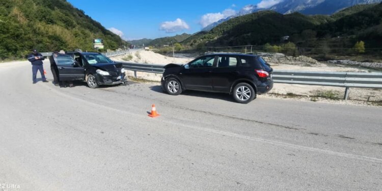 Aksident në Vlorë: Dy automjete godasin njëra-tjetrën, katër persona lëndohen